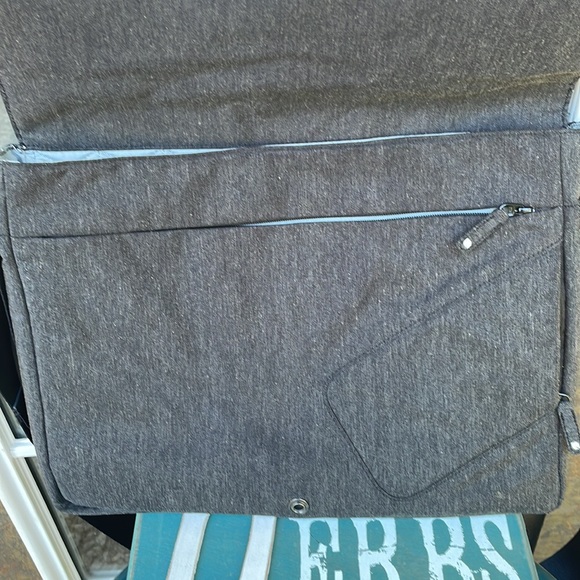 Incase Computer/Laptop Bag. - Picture 4 of 10